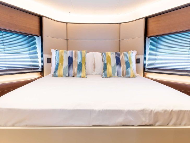 SORANA II Princess UK 81 - VIP cabin 1 SORANA II Princess UK 81 - VIP cabin 1