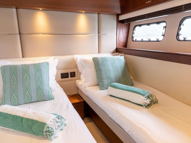 SORANA II Princess UK 81 - twin cabin SORANA II Princess UK 81 - twin cabin