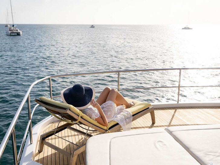 SORANA II Princess UK 81 - flybridge bronzing area SORANA II Princess UK 81 - flybridge bronzing area