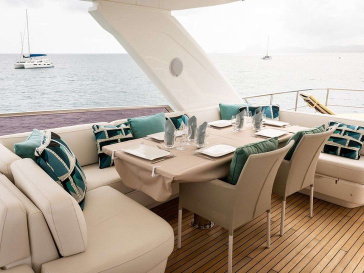 SORANA II Princess UK 81 - flybridge seating and dining area SORANA II Princess UK 81 - flybridge seating and dining area