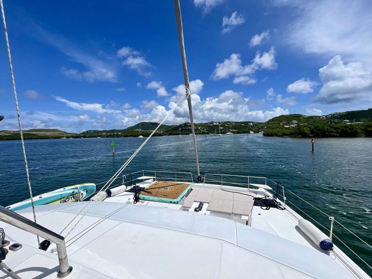 DOCK HOLIDAY Bali 4.6 - foredeck DOCK HOLIDAY Bali 4.6 - foredeck