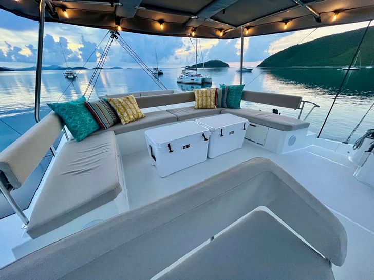 DOCK HOLIDAY Bali 4.6 - flybridge seating DOCK HOLIDAY Bali 4.6 - flybridge seating