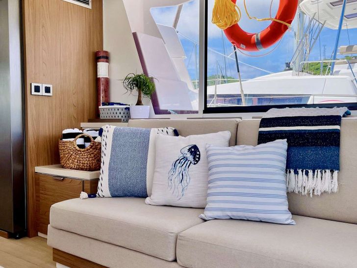 DOCK HOLIDAY Bali 4.6 - saloon seating DOCK HOLIDAY Bali 4.6 - saloon seating