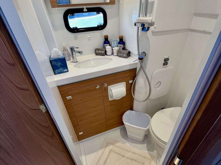 DOCK HOLIDAY Bali 4.6 - master cabin bathroom DOCK HOLIDAY Bali 4.6 - master cabin bathroom