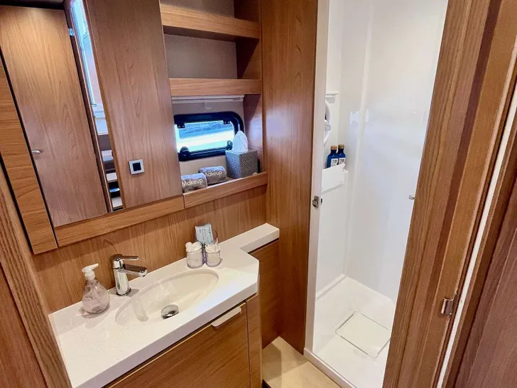 DOCK HOLIDAY Bali 4.6 - VIP cabin bathroom DOCK HOLIDAY Bali 4.6 - VIP cabin bathroom