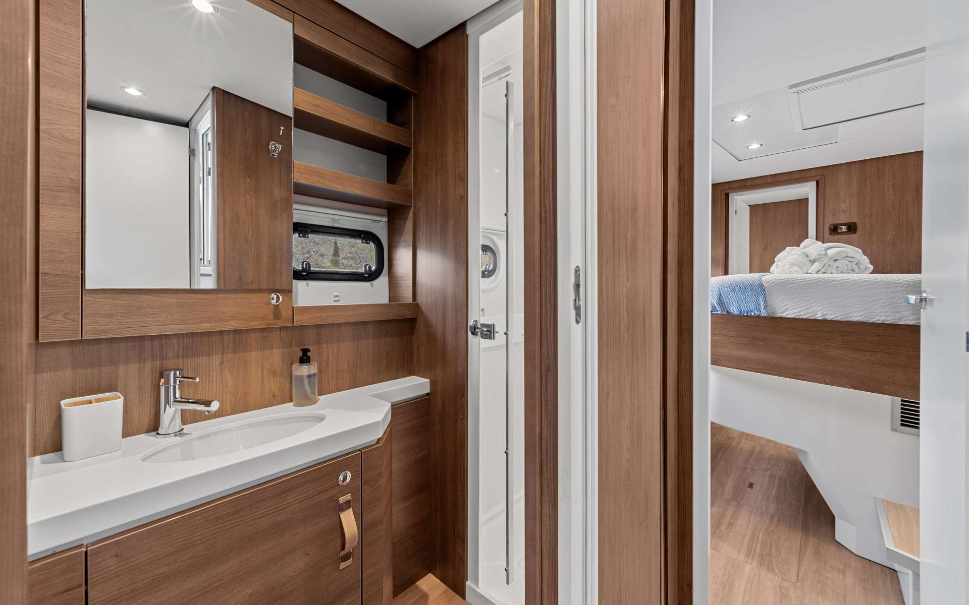 DANTE Bali 5.4 - cabin 1 bathroom