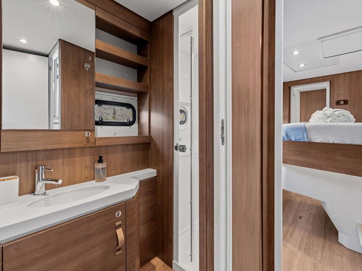 DANTE Bali 5.4 - cabin 1 bathroom DANTE Bali 5.4 - cabin 1 bathroom