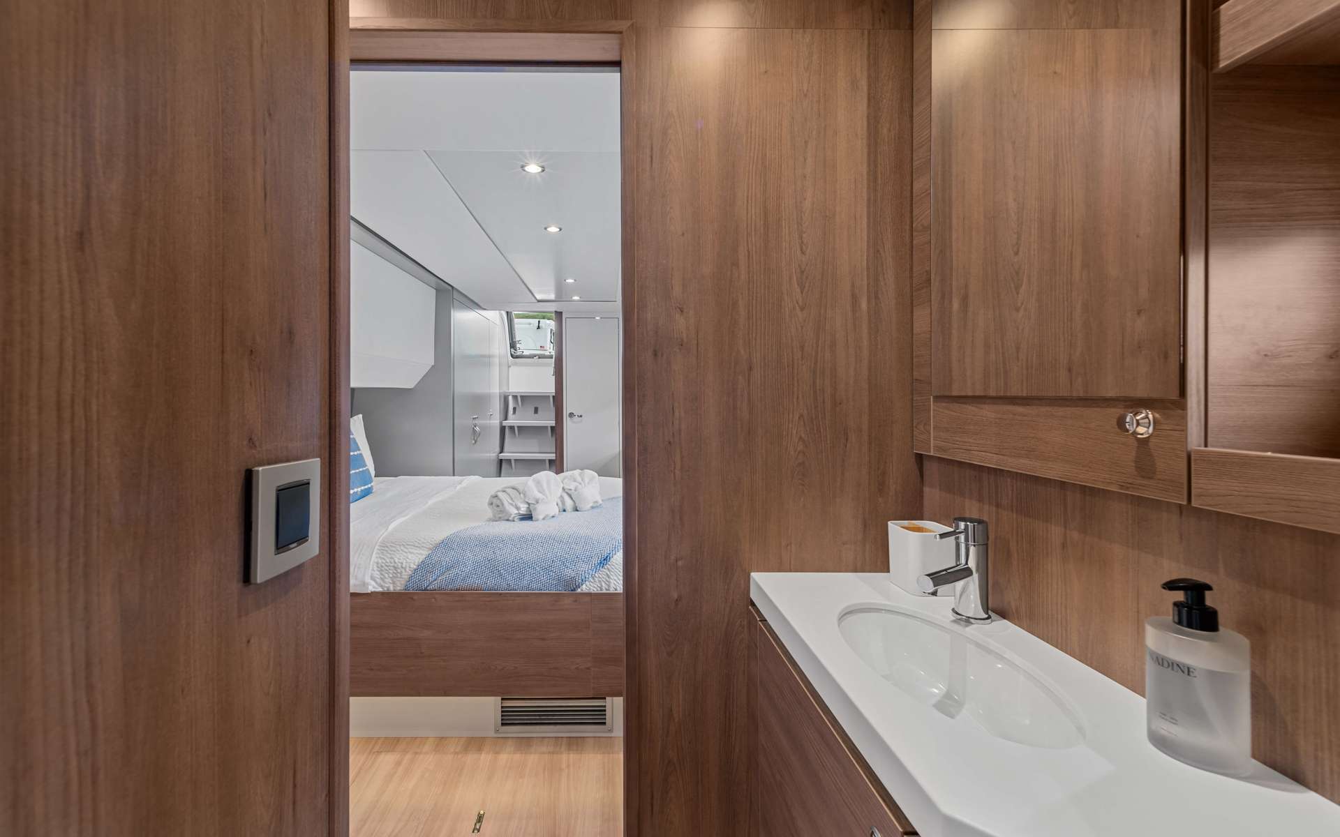 DANTE Bali 5.4 - cabin 2 bathroom