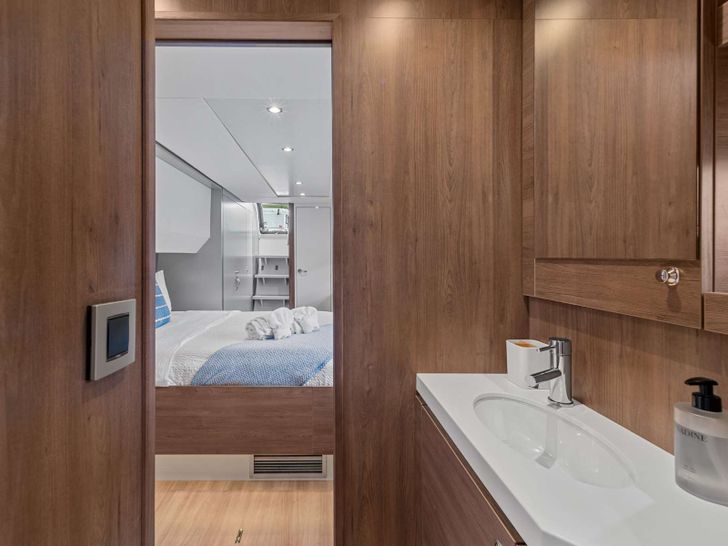 DANTE Bali 5.4 - cabin 2 bathroom DANTE Bali 5.4 - cabin 2 bathroom