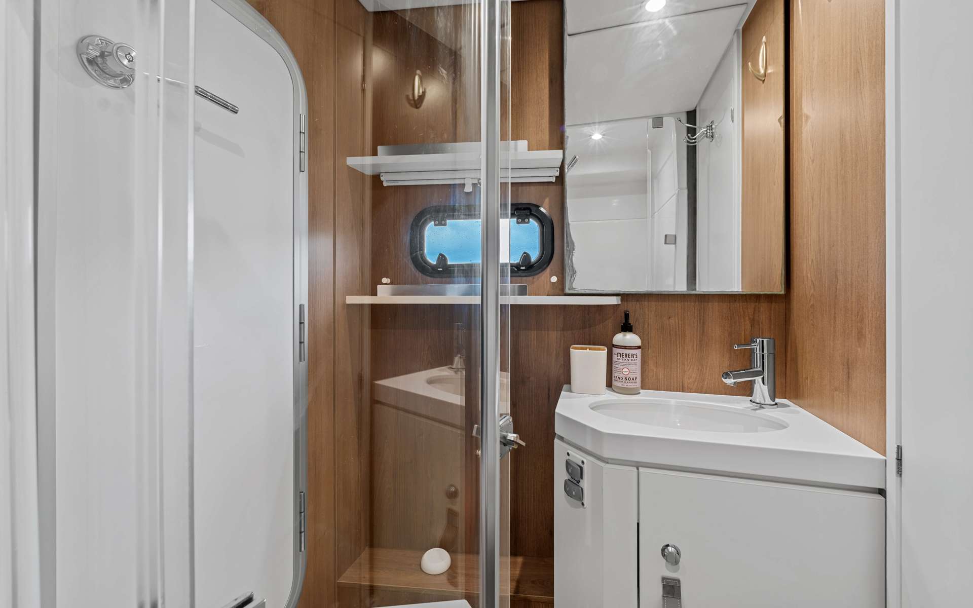 DANTE Bali 5.4 - cabin 3 bathroom