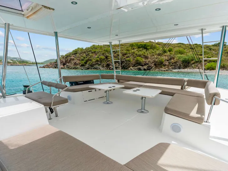 DANTE Bali 5.4 - flybridge lounge DANTE Bali 5.4 - flybridge lounge