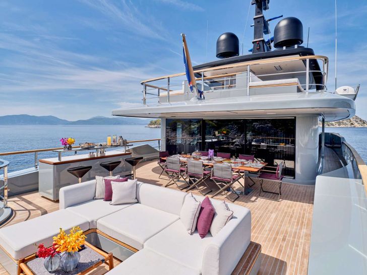 PARA BELLUM - San Lorenzo 47 m,sky deck with lounging and alfresco dining area