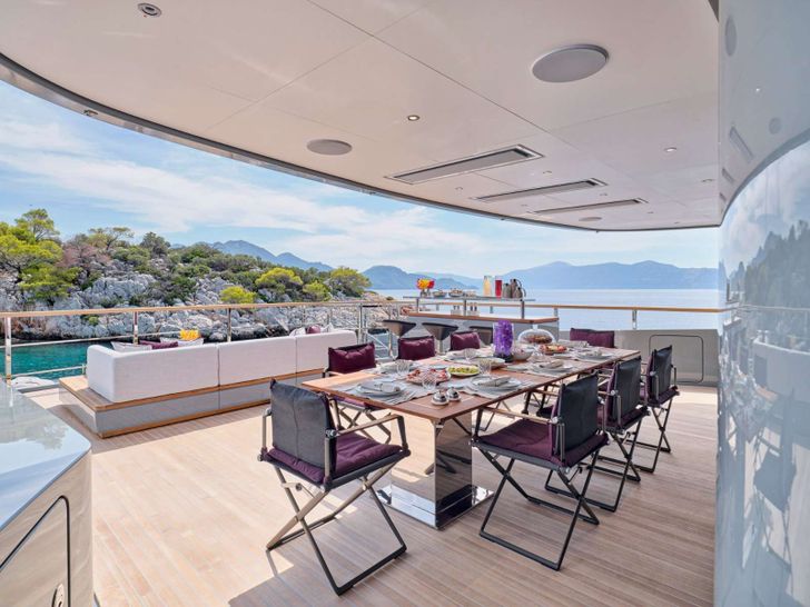 PARA BELLUM - San Lorenzo 47 m,sky deck alfresco dining set up PARA BELLUM - San Lorenzo 47 m,sky deck alfresco dining set up