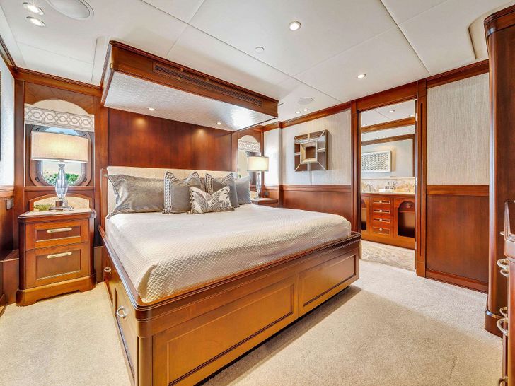 VALHALLA - Northern Marine 151,forward queen guest cabin VALHALLA - Northern Marine 151,forward queen guest cabin