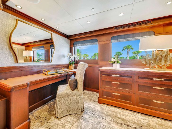 VALHALLA - Northern Marine 151,master cabin vanity table VALHALLA - Northern Marine 151,master cabin vanity table