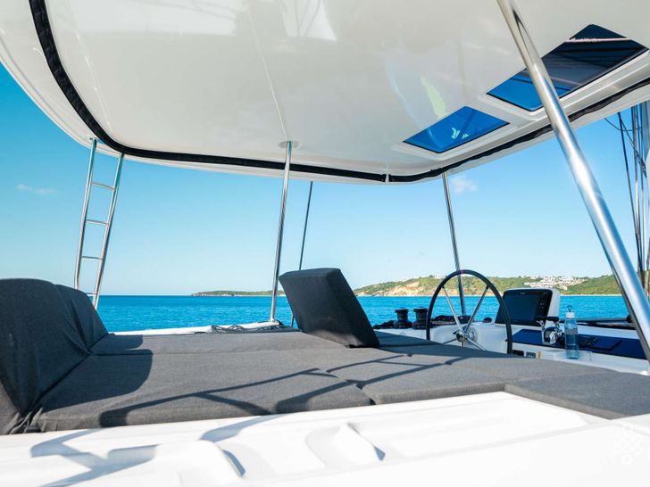 INFINITY Lagoon 46 - flybridge bronzing area INFINITY Lagoon 46 - flybridge bronzing area