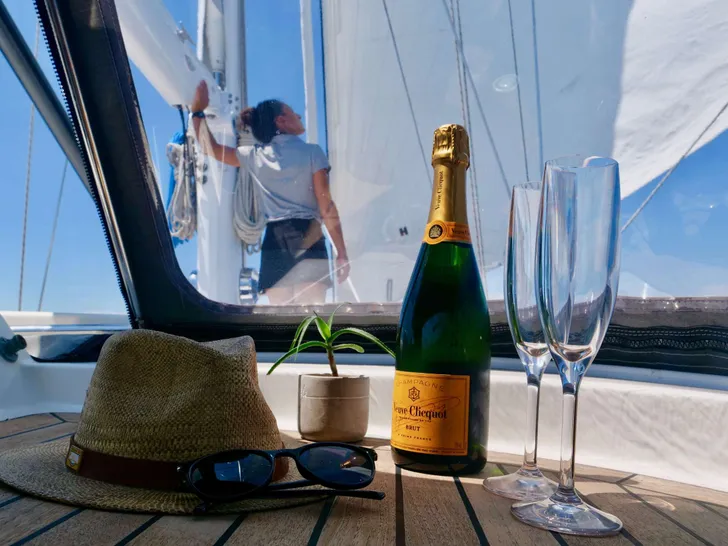 ELVIS MAGIC Oyster Marine 66 - onboard champagne ELVIS MAGIC Oyster Marine 66 - onboard champagne
