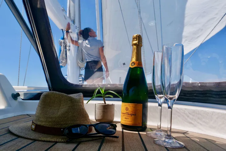 Charter Yacht ELVIS MAGIC - Oyster Marine 66 - 3 Cabins - Tahiti - French Polynesia - South Pacific