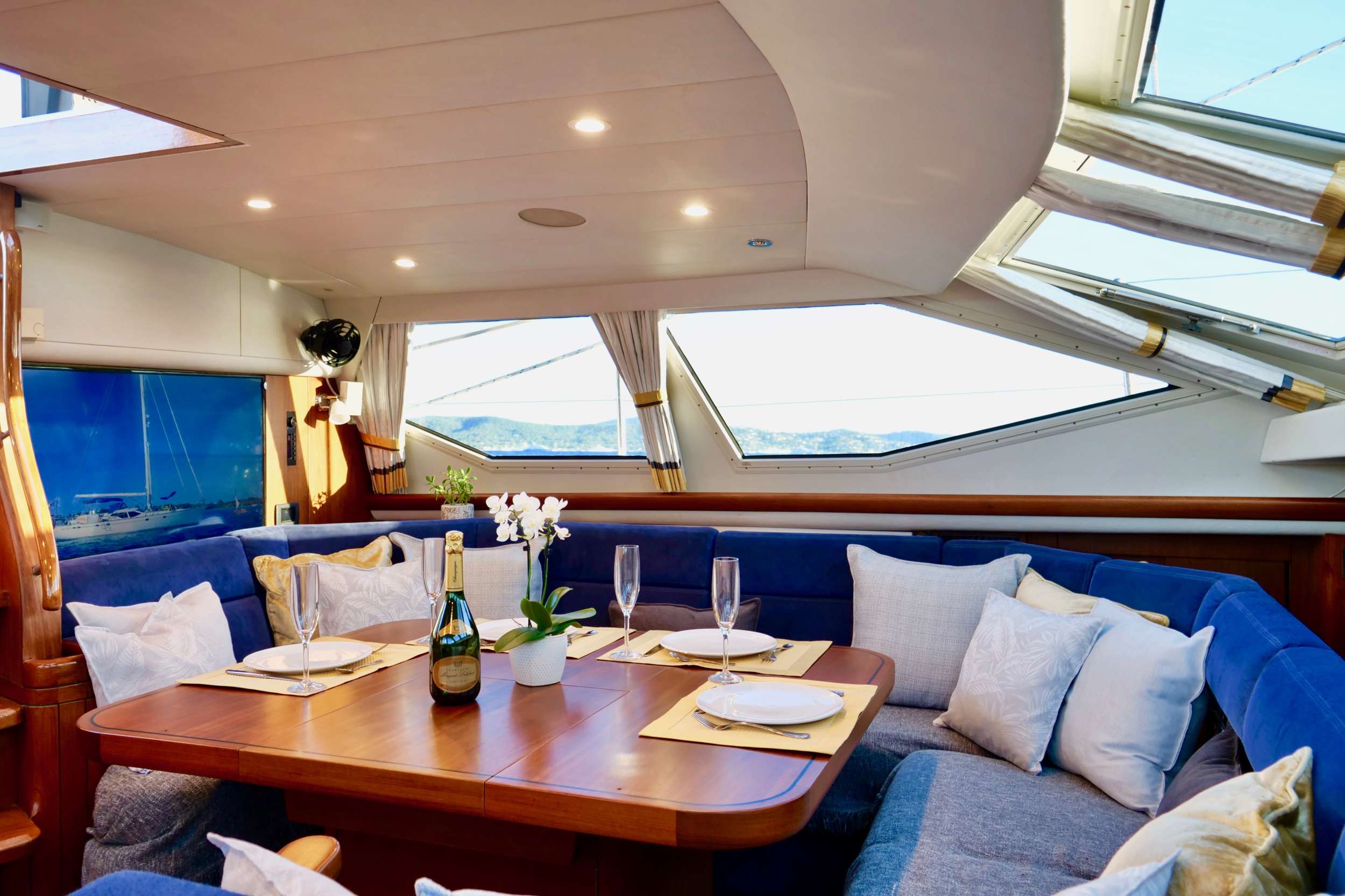 Charter Yacht ELVIS MAGIC - Oyster Marine 66 - 3 Cabins - Tahiti - French Polynesia - South Pacific