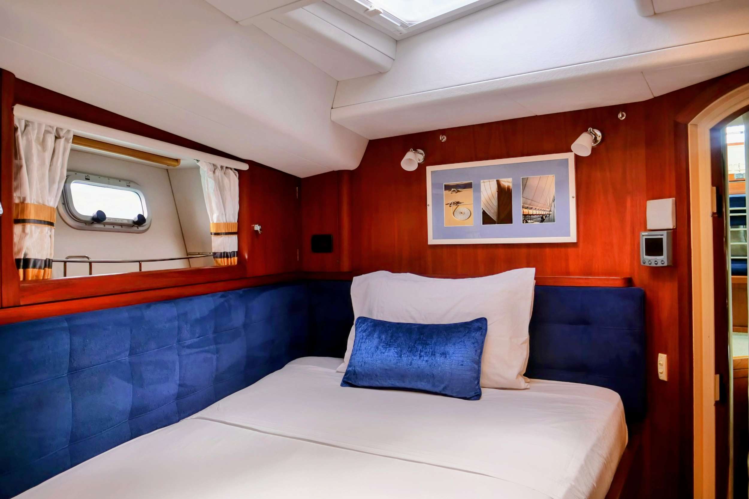 Charter Yacht ELVIS MAGIC - Oyster Marine 66 - 3 Cabins - Tahiti - French Polynesia - South Pacific