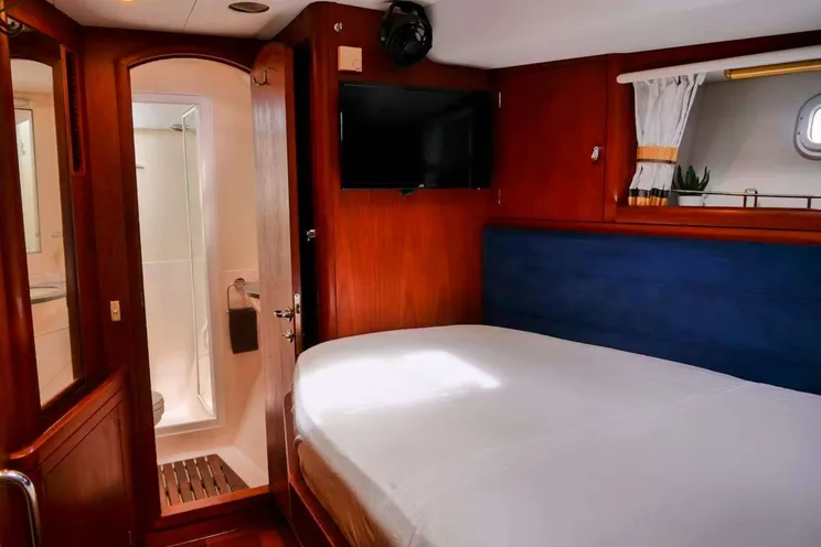 Charter Yacht ELVIS MAGIC - Oyster Marine 66 - 3 Cabins - Tahiti - French Polynesia - South Pacific