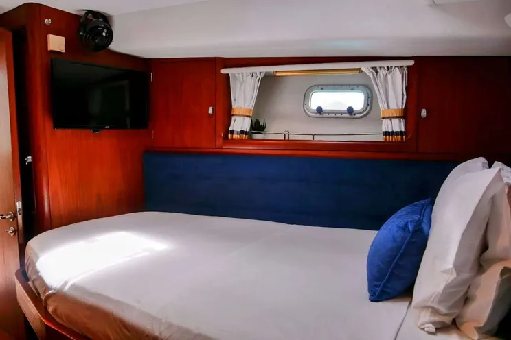 Charter Yacht ELVIS MAGIC - Oyster Marine 66 - 3 Cabins - Tahiti - French Polynesia - South Pacific
