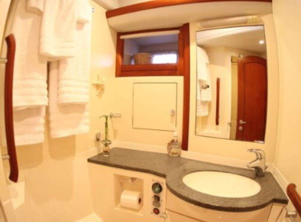 Charter Yacht ELVIS MAGIC - Oyster Marine 66 - 3 Cabins - Tahiti - French Polynesia - South Pacific