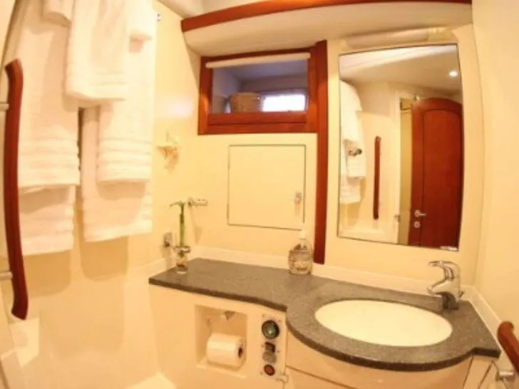 ELVIS MAGIC Oyster Marine 66 - master cabin bathroom ELVIS MAGIC Oyster Marine 66 - master cabin bathroom