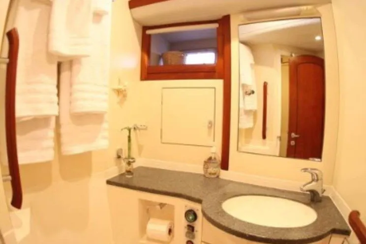 Charter Yacht ELVIS MAGIC - Oyster Marine 66 - 3 Cabins - Tahiti - French Polynesia - South Pacific