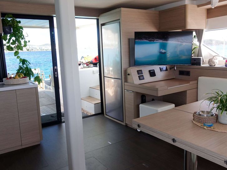 ESPERANCE Lagoon 55 - saloon with TV ESPERANCE Lagoon 55 - saloon with TV
