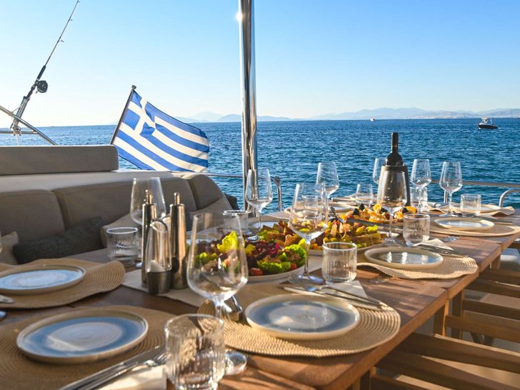 ESPERANCE Lagoon 55 - flybridge dining set up ESPERANCE Lagoon 55 - flybridge dining set up