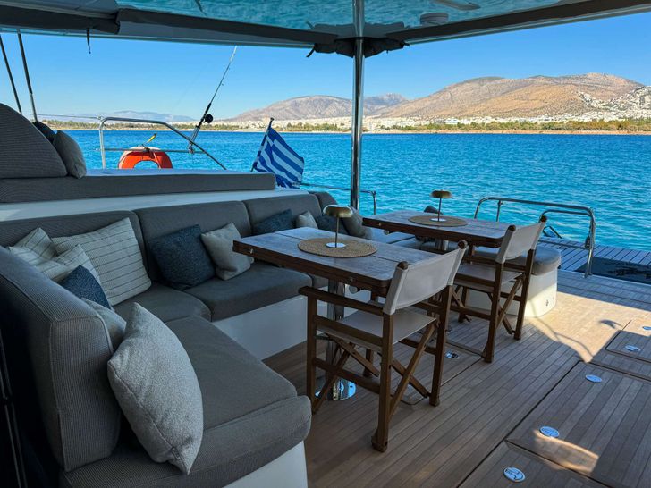 ESPERANCE Lagoon 55 - aft deck seating and dining ESPERANCE Lagoon 55 - aft deck seating and dining