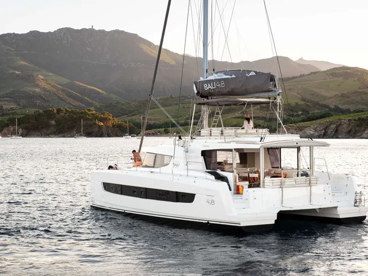 MARTINON Bali 4.8 - aft shot anchored MARTINON Bali 4.8 - aft shot anchored
