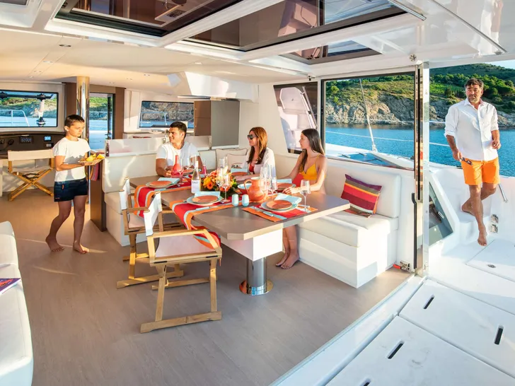MARTINON Bali 4.8 - saloon dining and lounge MARTINON Bali 4.8 - saloon dining and lounge
