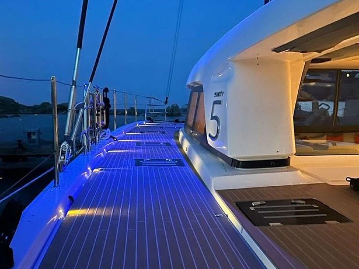 REVE BLEU Lagoon Sixty 5 - side walkway REVE BLEU Lagoon Sixty 5 - side walkway