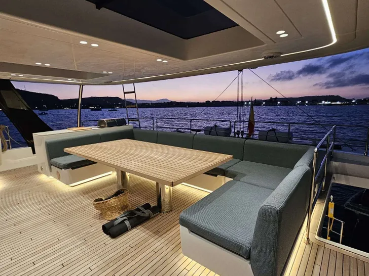 ENTRE4 Sunreef 80 - flybridge dining area ENTRE4 Sunreef 80 - flybridge dining area