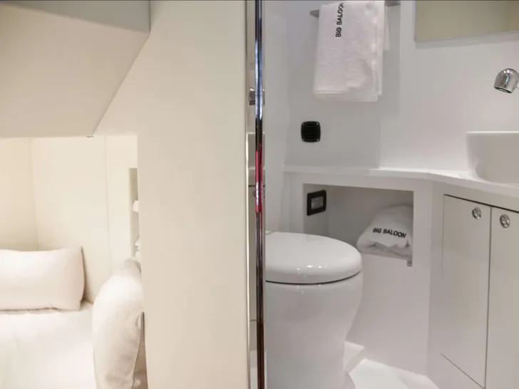 BIG BALLOON Seanfinity T5 - cabin 1 bathroom BIG BALLOON Seanfinity T5 - cabin 1 bathroom