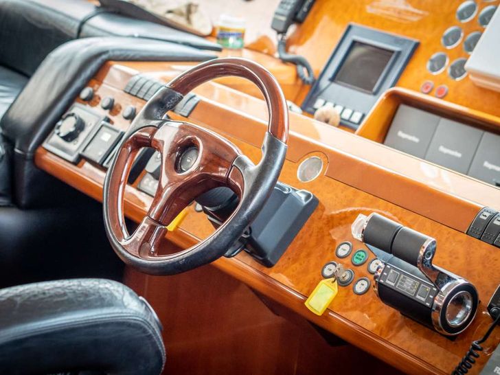 GEKTOR Princess 84 - cockpit or helm GEKTOR Princess 84 - cockpit or helm