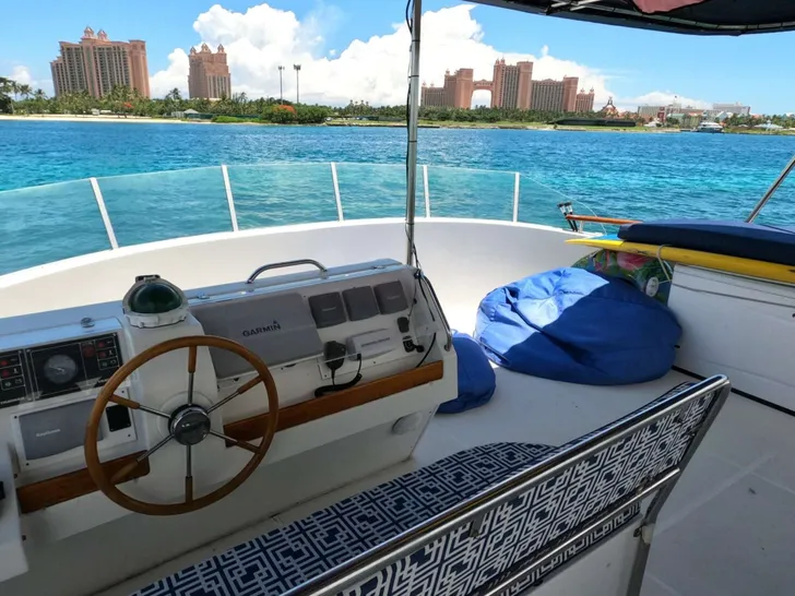 PANDORA Alliaura Marine Privilege 48 - flybridge helm PANDORA Alliaura Marine Privilege 48 - flybridge helm