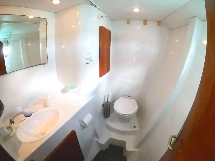 PANDORA Alliaura Marine Privilege 48 - cabin 1 bathroom PANDORA Alliaura Marine Privilege 48 - cabin 1 bathroom