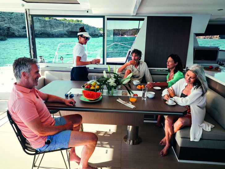 MOTEK Bali 5.4 - guests dining MOTEK Bali 5.4 - guests dining