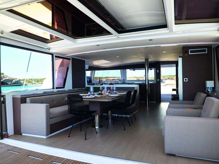 MOTEK Bali 5.4 - saloon seating and dining MOTEK Bali 5.4 - saloon seating and dining
