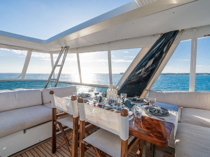 PLAYTIME Lagoon 630 - Flybridge Dining Area PLAYTIME Lagoon 630 - Flybridge Dining Area