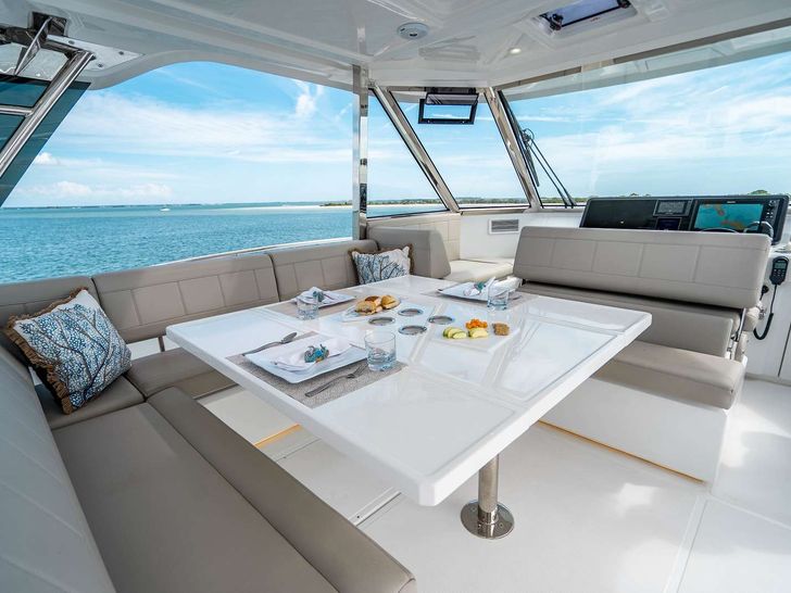 PAINTED PELICAN Aquila 54 - Flybridge Seating PAINTED PELICAN Aquila 54 - Flybridge Seating