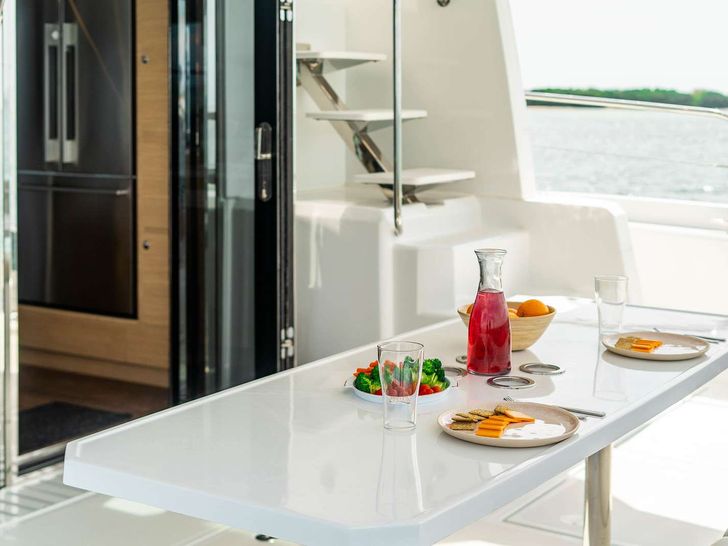 PAINTED PELICAN Aquila 54 - Aft Dining Set Up PAINTED PELICAN Aquila 54 - Aft Dining Set Up
