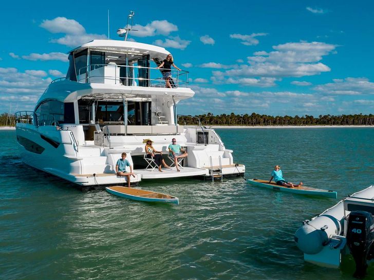 PAINTED PELICAN Aquila 54 - Stern and Water Toys PAINTED PELICAN Aquila 54 - Stern and Water Toys