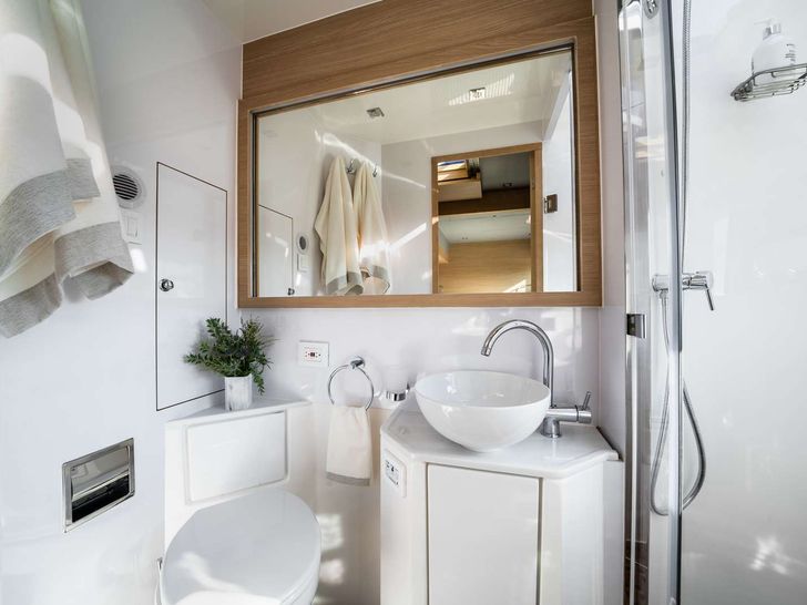 PAINTED PELICAN Aquila 54 - Guest Cabin Bathroom PAINTED PELICAN Aquila 54 - Guest Cabin Bathroom