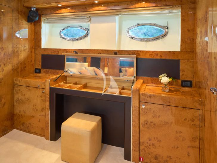 888 Riva 85 Opera Super - master cabin vanity 888 Riva 85 Opera Super - master cabin vanity