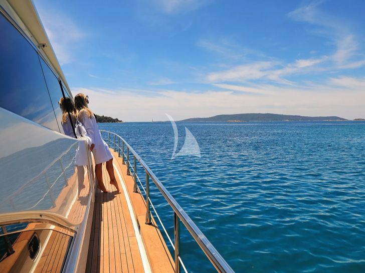 888 Riva 85 Opera Super - side walkway 888 Riva 85 Opera Super - side walkway