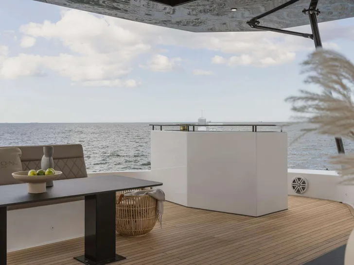 MOONLIGHT Moon Yacht 60 - flybridge bar MOONLIGHT Moon Yacht 60 - flybridge bar